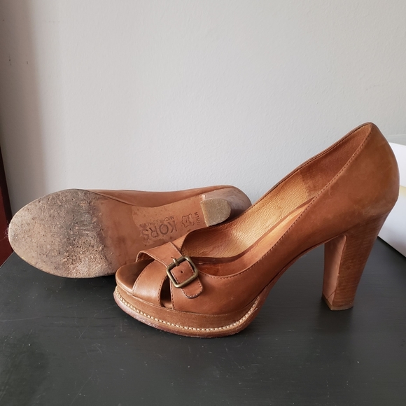 Kors tan shoes - Picture 2 of 3